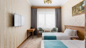 1 bedroom, desk, blackout drapes, soundproofing