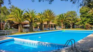 Una piscina al aire libre de temporada