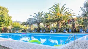 Una piscina al aire libre de temporada