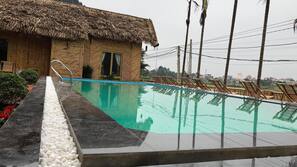 Piscine extérieure, chaises longues
