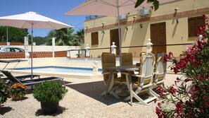Una piscina al aire libre