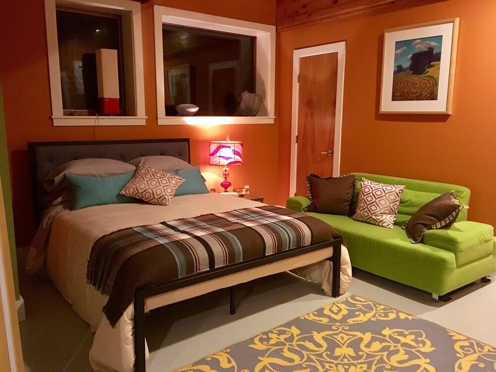 Private Suite with a Sweet View, spacious,close to town with spectacular vistas.