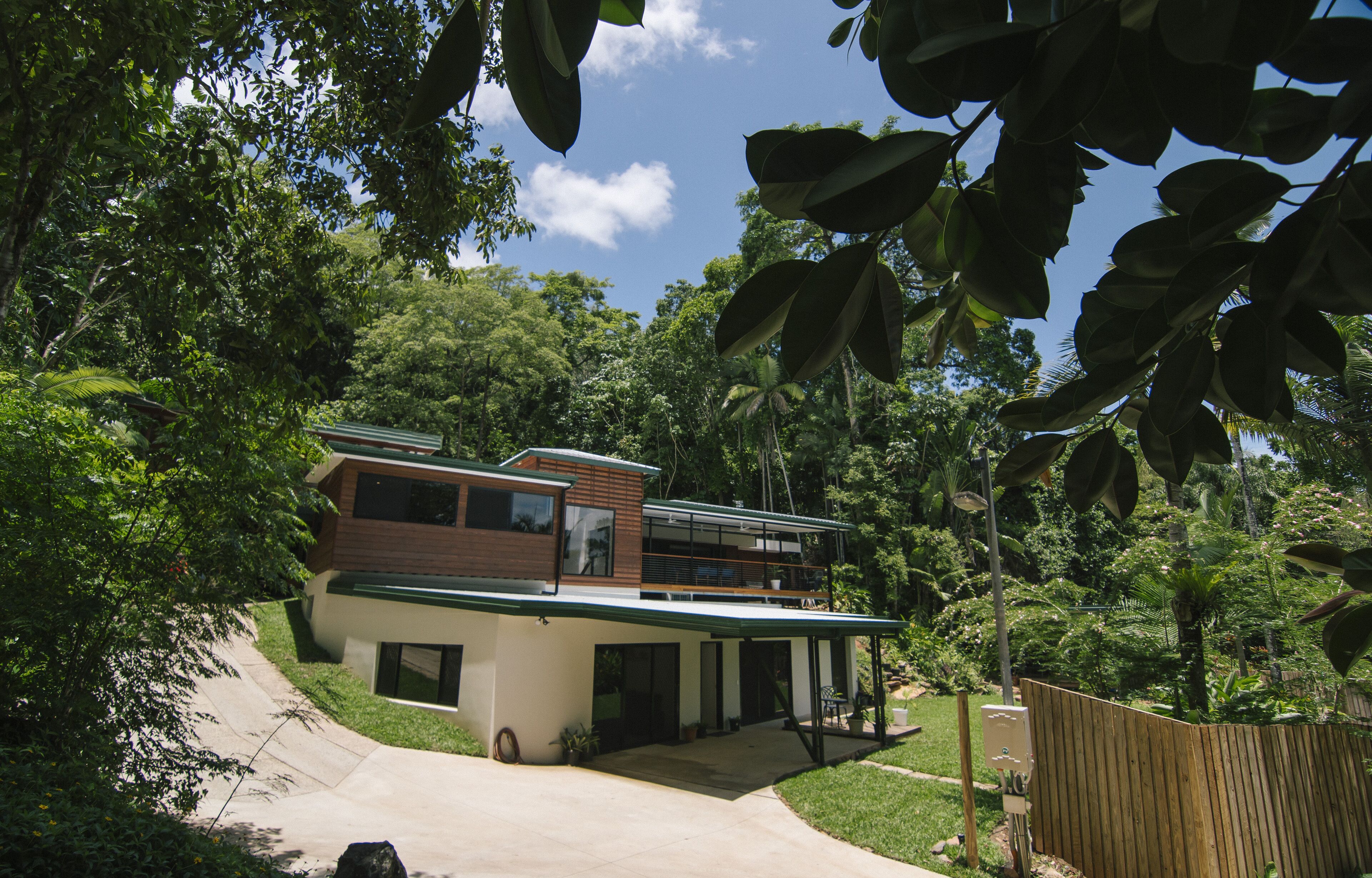 Golden Sunbird BnB - 2 Bedroom Apartment in Unique Rainforest Setting