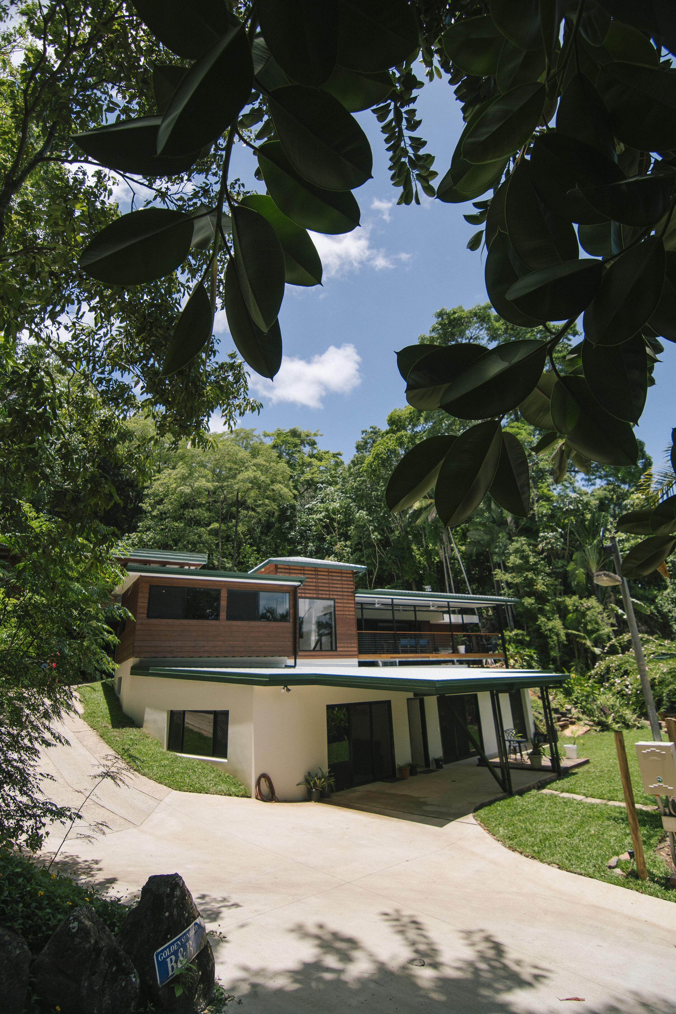 Golden Sunbird BnB - 2 Bedroom Apartment in Unique Rainforest Setting
