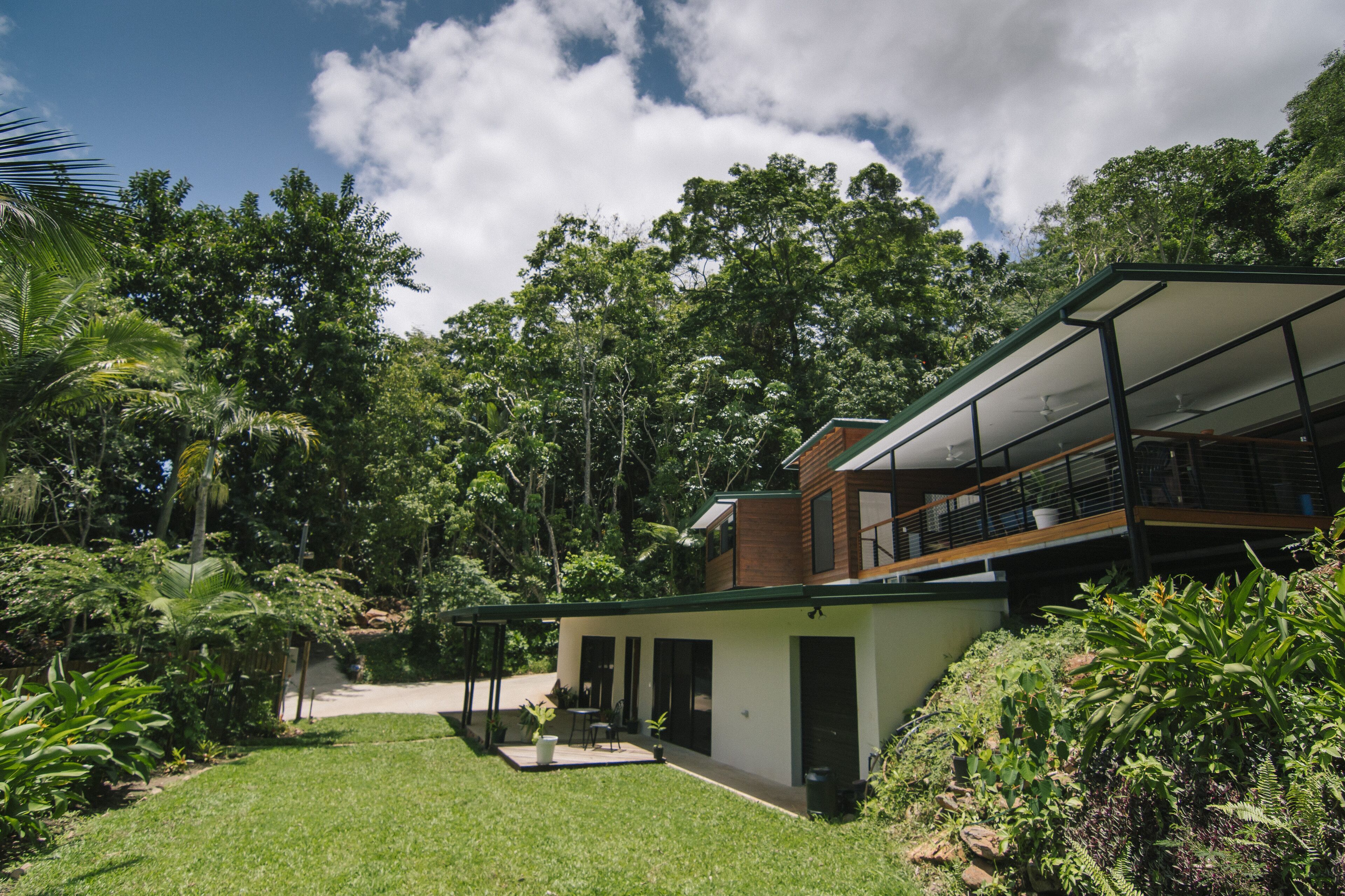 Golden Sunbird BnB - 2 Bedroom Apartment in Unique Rainforest Setting