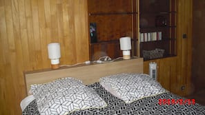 3 bedrooms, iron/ironing board, Internet, linens