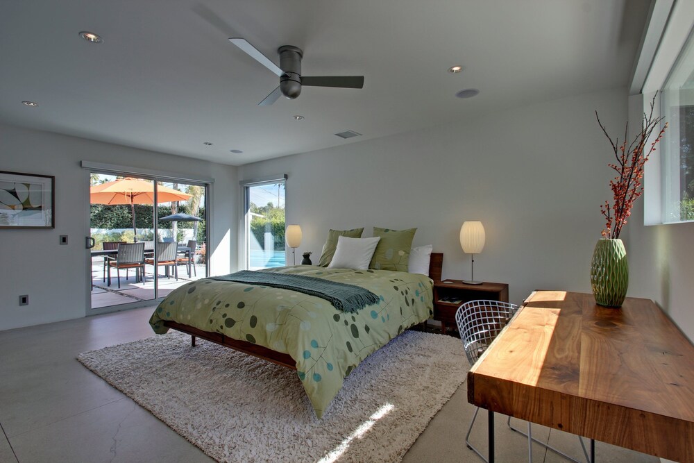 Remodeled MidMod Home, Pool, Spa, Bocce Ball, Bikes, Fun! Palm