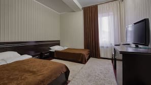 2 bedrooms, in-room safe, desk, blackout drapes
