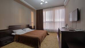 2 bedrooms, in-room safe, desk, blackout drapes