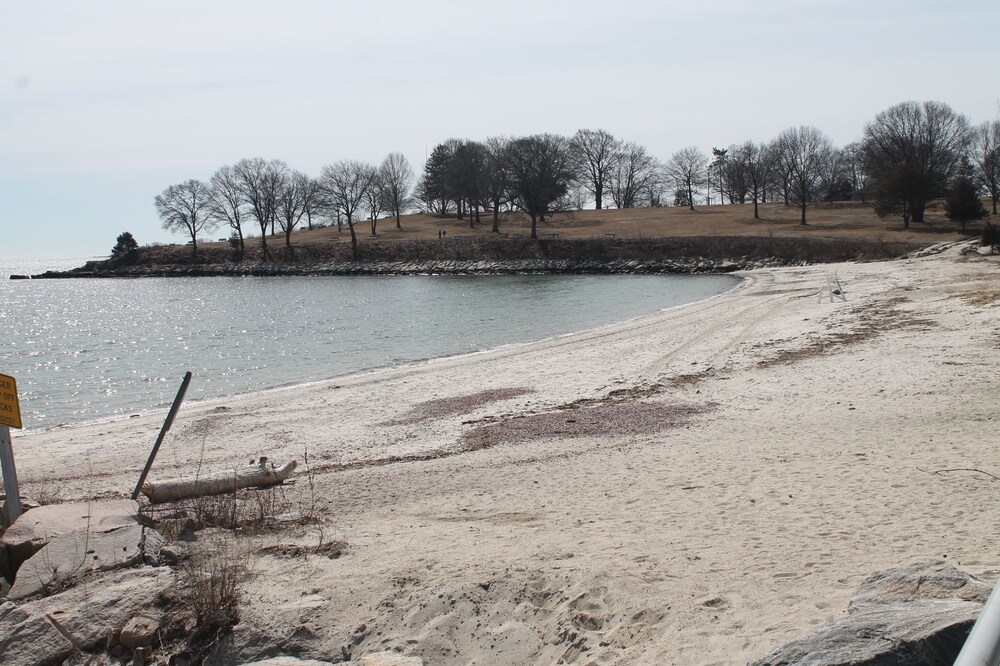 Walk to beach. Black Point Beach Association Home, Niantic, Ct Deals