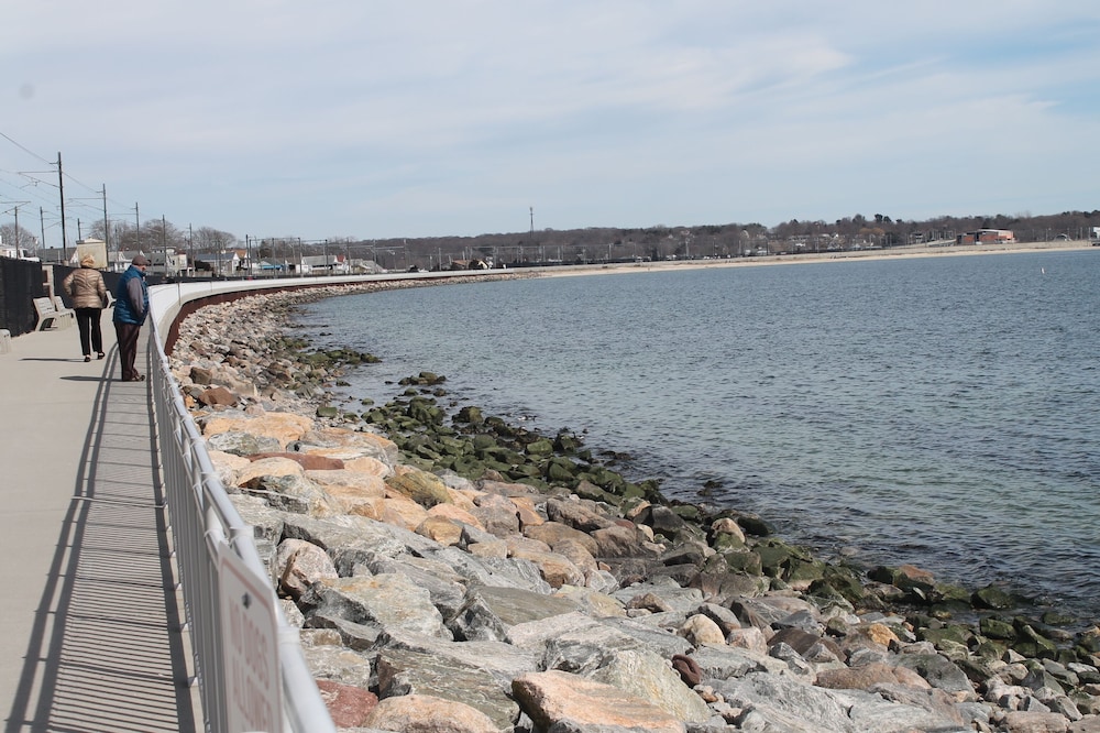 Walk to the beach at Black Point, Niantic, Ct. Deals & Reviews