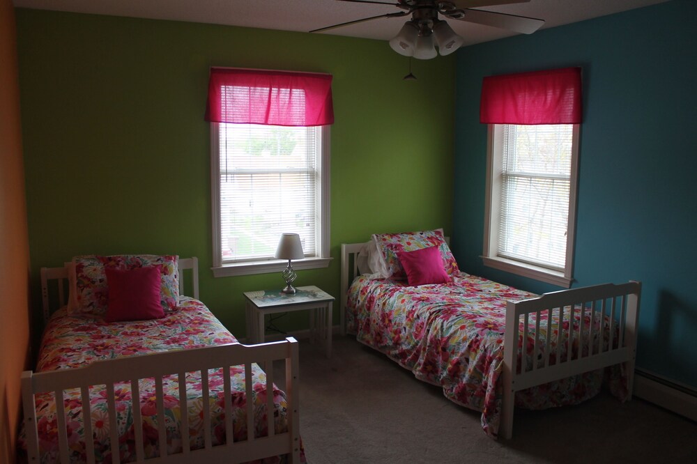 Walk to beach. Black Point Beach Association Home, Niantic, Ct in