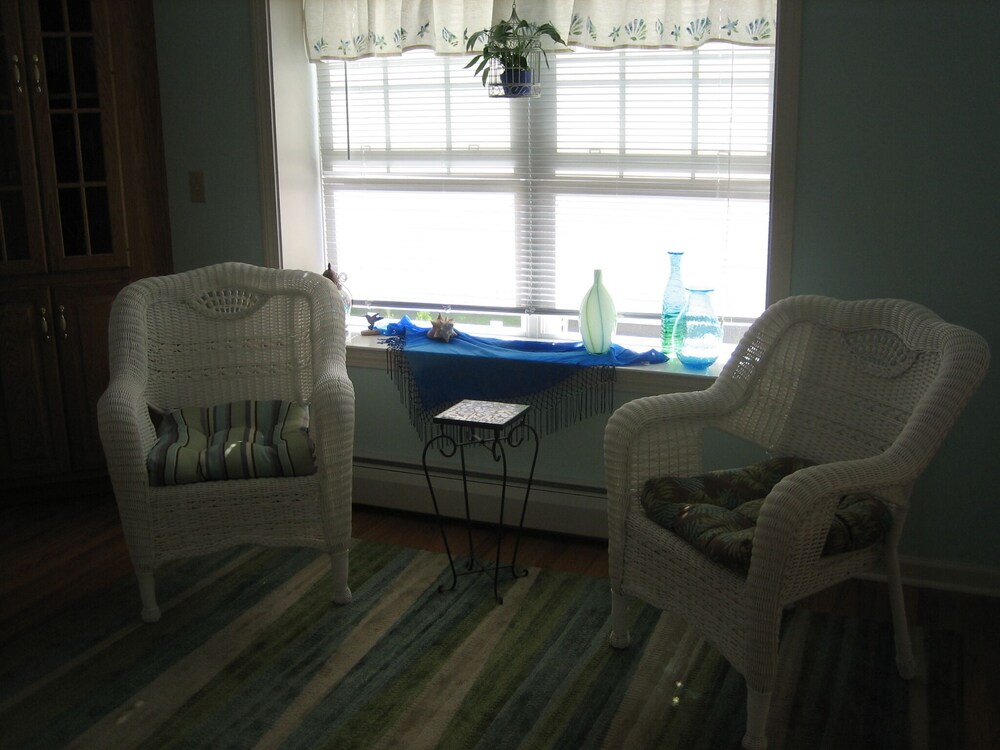 Walk to beach. Black Point Beach Association Home, Niantic, Ct in