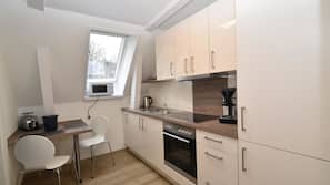 Full-size fridge, microwave, oven, stovetop