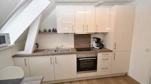 Full-size fridge, microwave, oven, stovetop