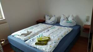 2 Schlafzimmer, individuell dekoriert, individuell eingerichtet