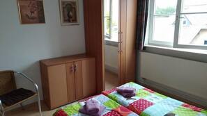 2 Schlafzimmer, individuell dekoriert, individuell eingerichtet