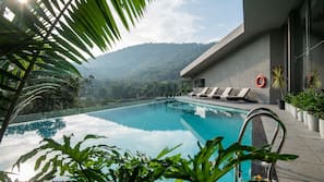 Hồ bơi ngoài trời, mở cửa từ 07:00 đến 19:00, ghế dài tắm nắng
