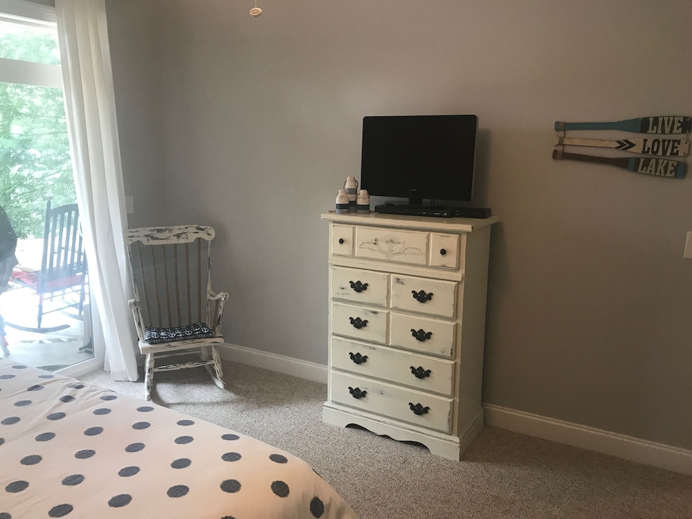 Peaceful lakefront house on Lake Nottely. Large secluded cove with boat