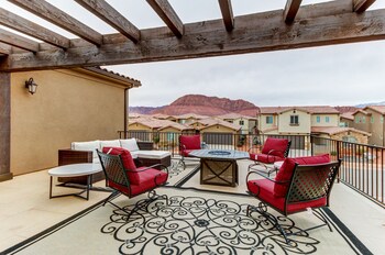 Gorgeous Family Friendly Home W A Rooftop Deck Firepit Shared