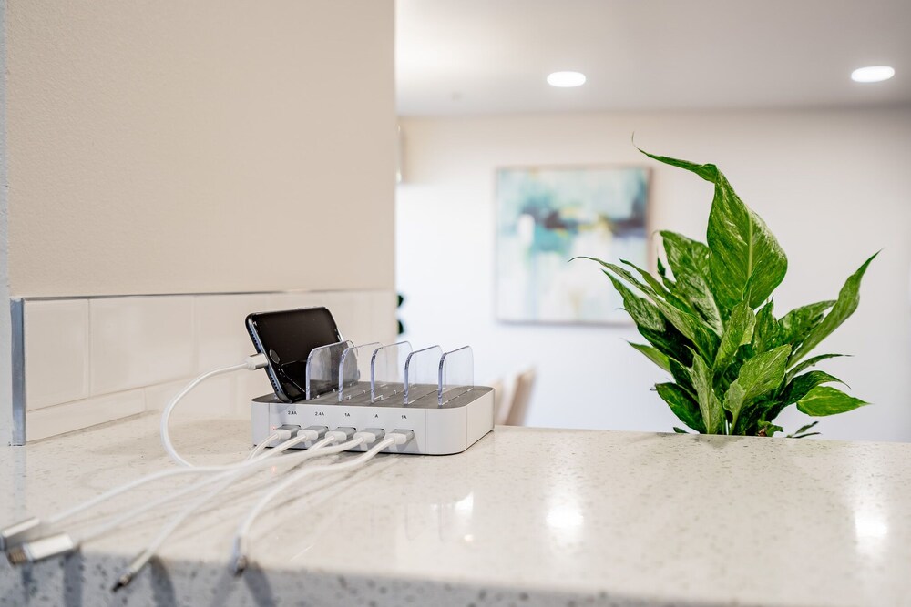 2 Bedroom Modern Contemporary Condominium Awaits You! Centrally located