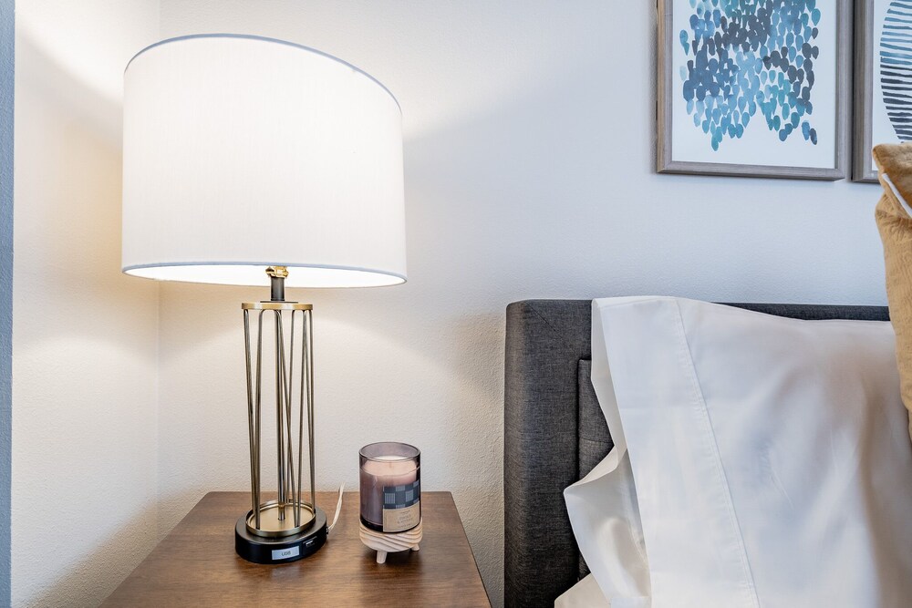 2 Bedroom Modern Contemporary Condominium Awaits You! Centrally located