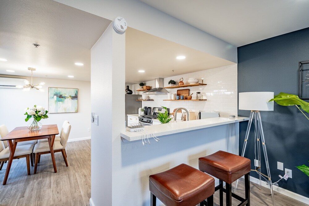 2 Bedroom Modern Contemporary Condominium Awaits You! Centrally located