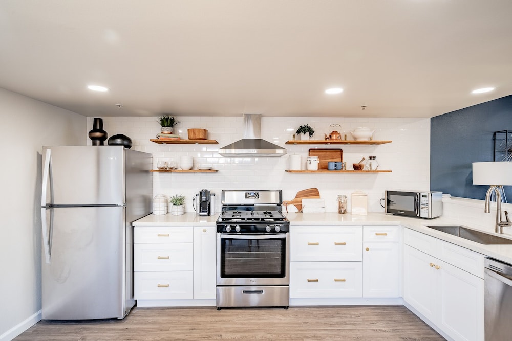 2 Bedroom Modern Contemporary Condominium Awaits You! Centrally located