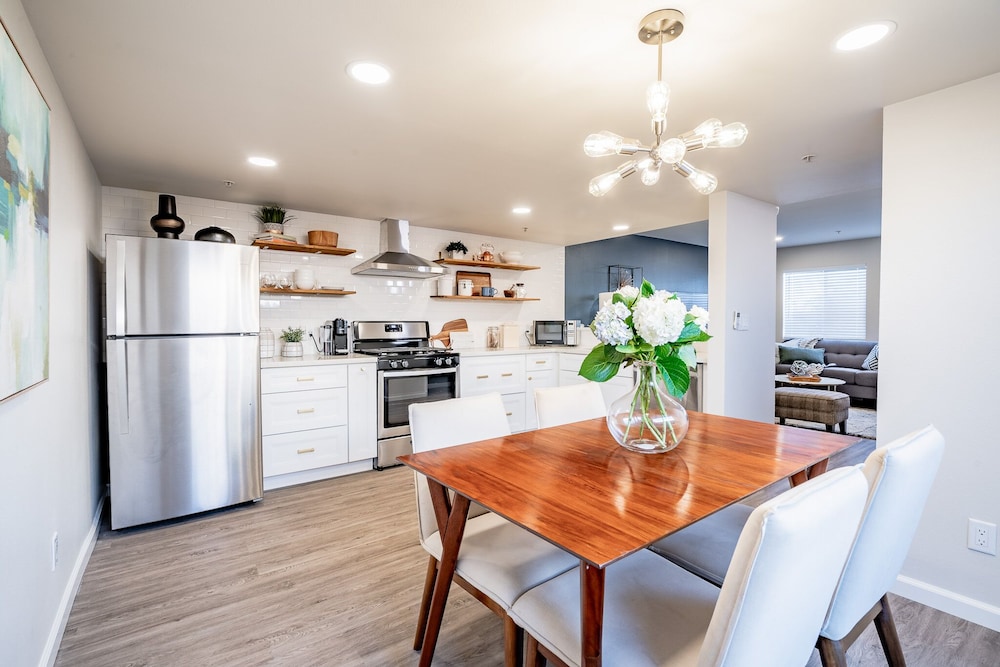 2 Bedroom Modern Contemporary Condominium Awaits You! Centrally located