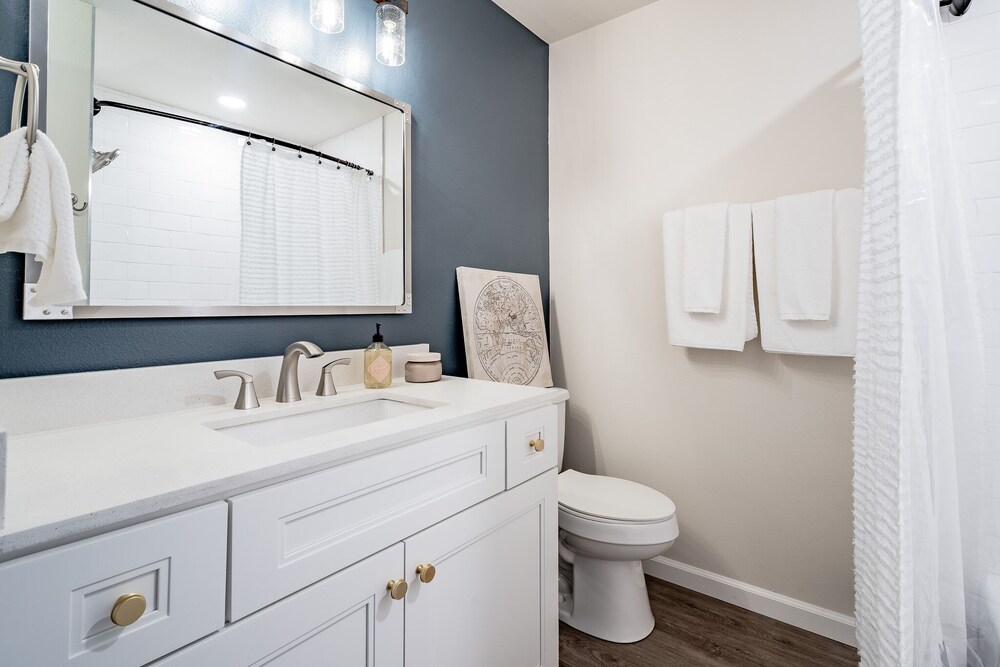 2 Bedroom Modern Contemporary Condominium Awaits You! Centrally located