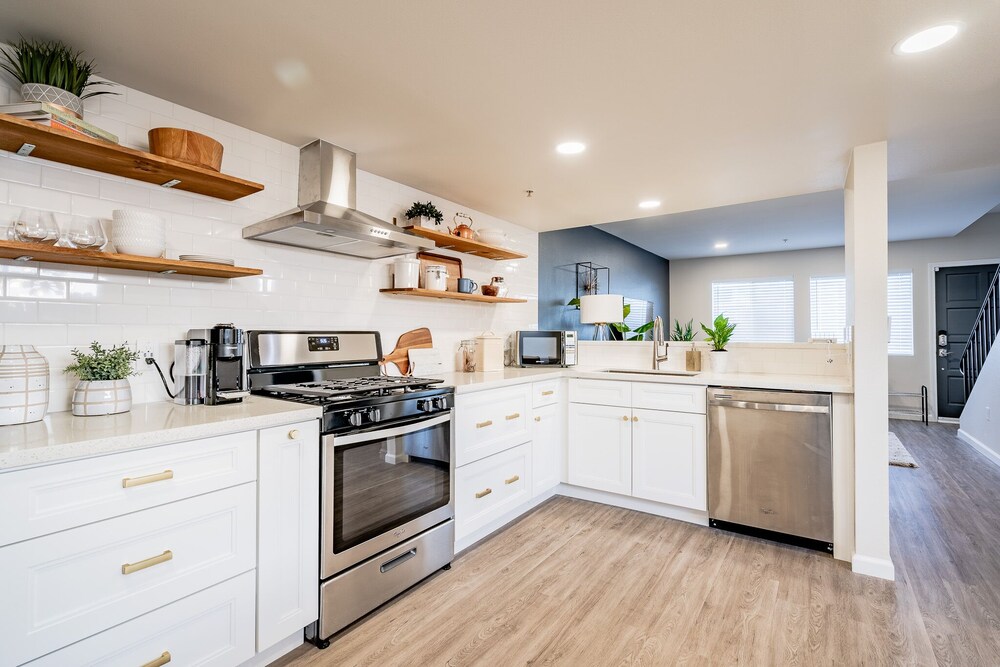 2 Bedroom Modern Contemporary Condominium Awaits You! Centrally located