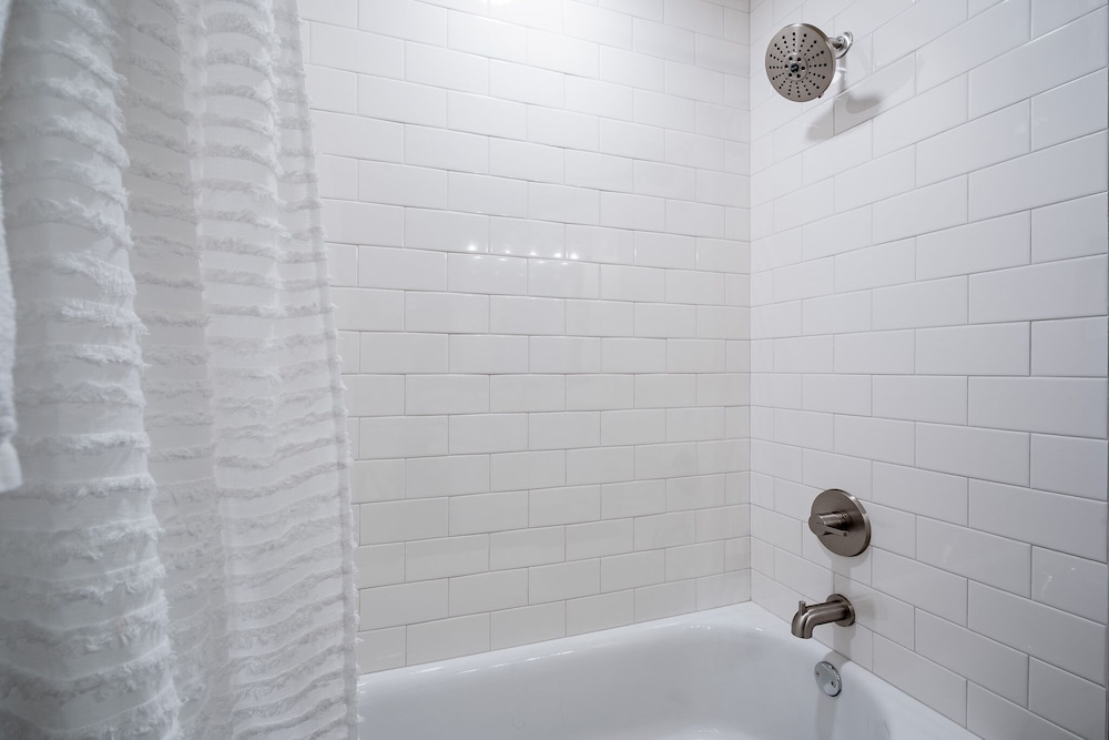 2 Bedroom Modern Contemporary Condominium Awaits You! Centrally located