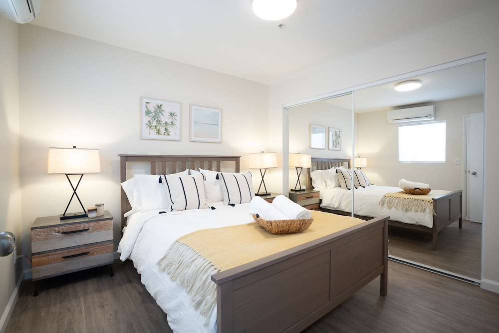 2 Bedroom Modern Contemporary Condominium Awaits You! Centrally located