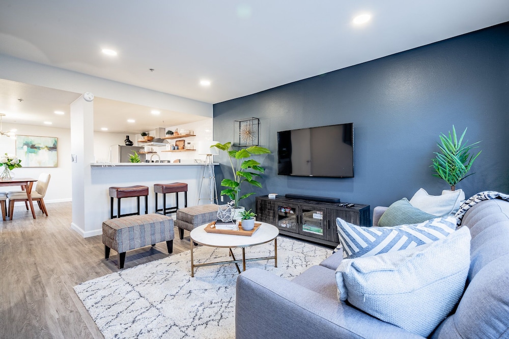 2 Bedroom Modern Contemporary Condominium Awaits You! Centrally located