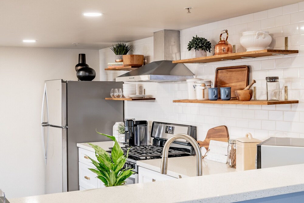 2 Bedroom Modern Contemporary Condominium Awaits You! Centrally located