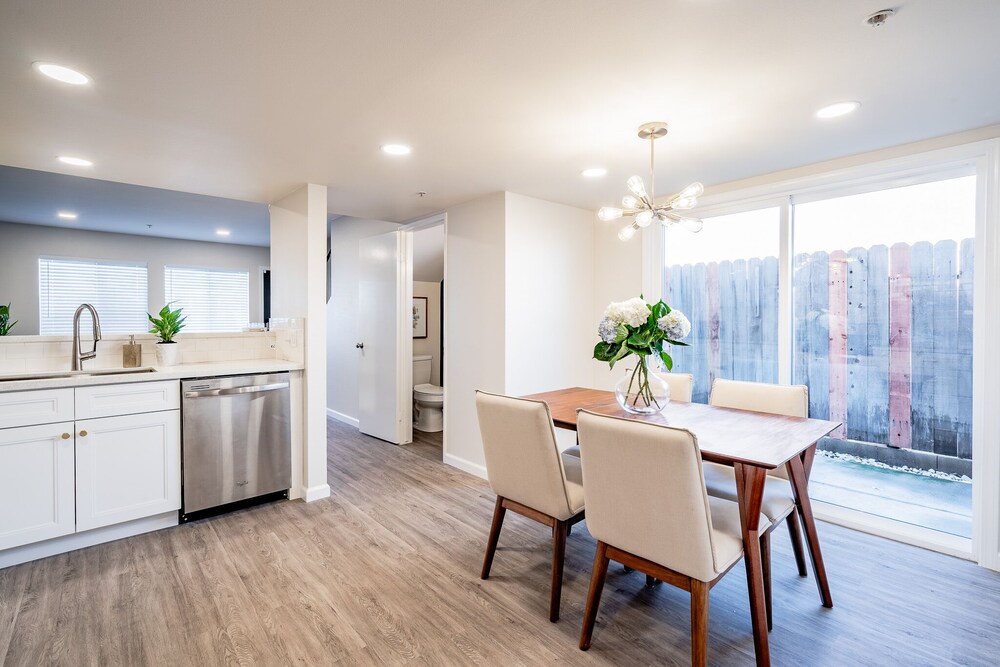 2 Bedroom Modern Contemporary Condominium Awaits You! Centrally located