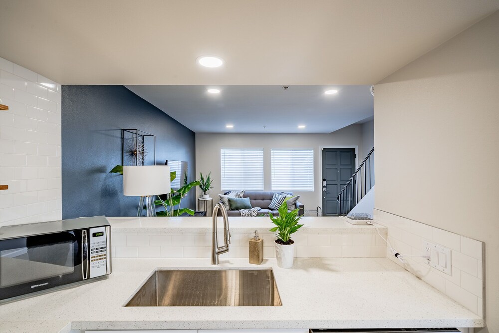 2 Bedroom Modern Contemporary Condominium Awaits You! Centrally located