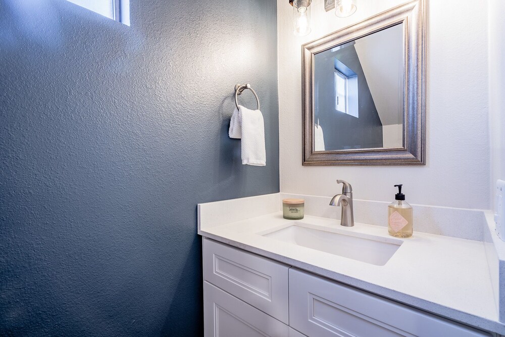 2 Bedroom Modern Contemporary Condominium Awaits You! Centrally located