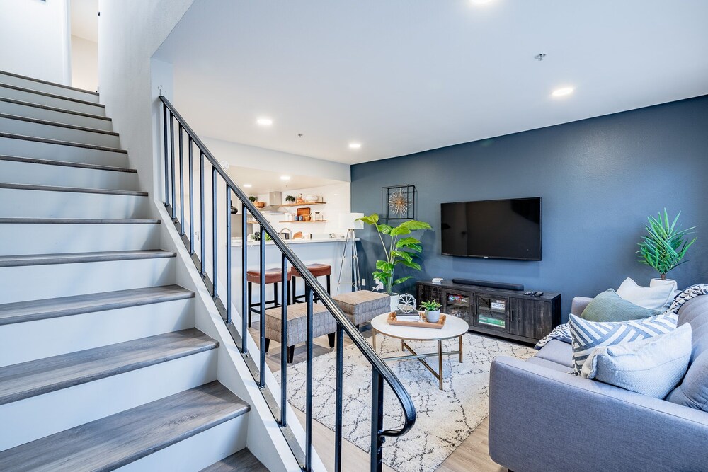 2 Bedroom Modern Contemporary Condominium Awaits You! Centrally located