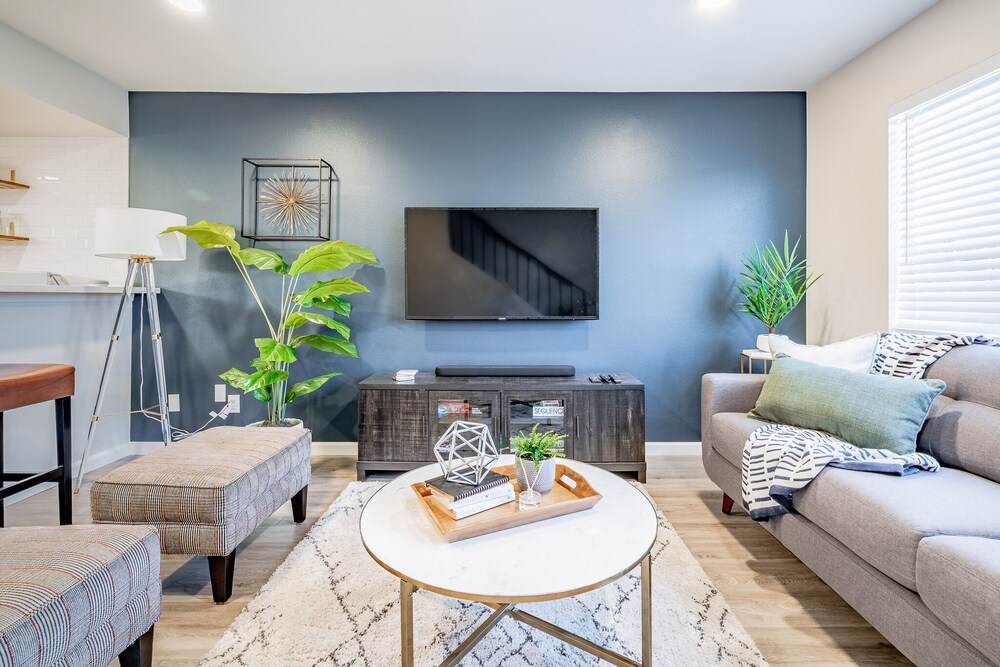 2 Bedroom Modern Contemporary Condominium Awaits You! Centrally located