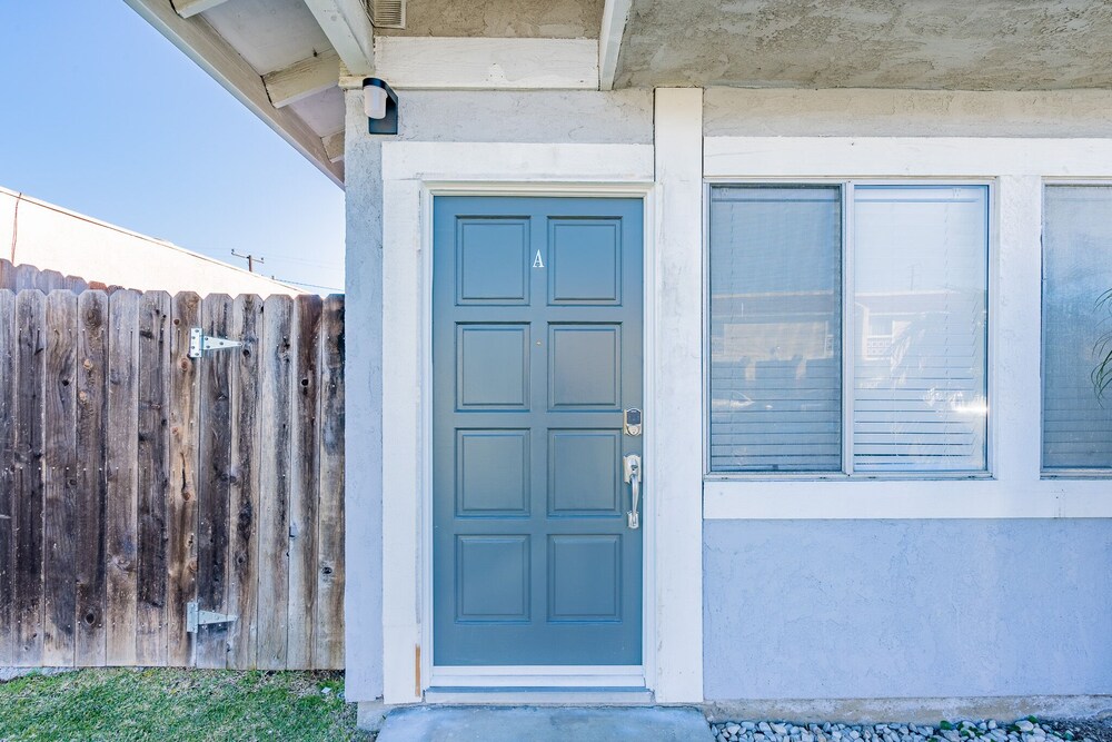 2 Bedroom Modern Contemporary Condominium Awaits You! Centrally located