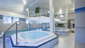 Bañera de hidromasaje en el interior