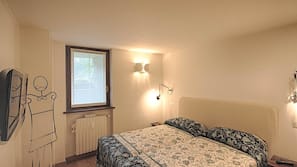3 bedrooms, desk, laptop workspace, iron/ironing board