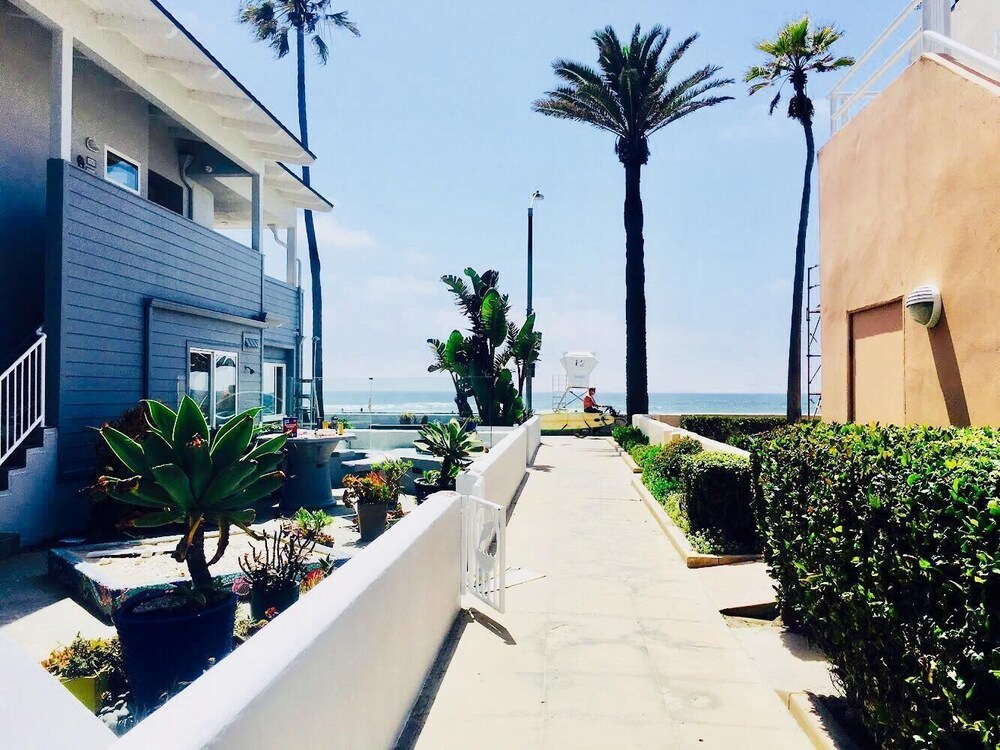 Steps to the Sand - Beach Bungalow Getaway just steps from the Beach & Bay!