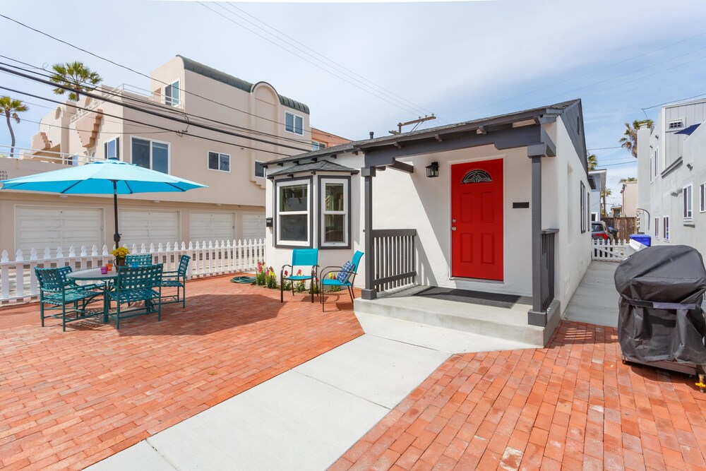 Steps to the Sand - Beach Bungalow Getaway just steps from the Beach & Bay!