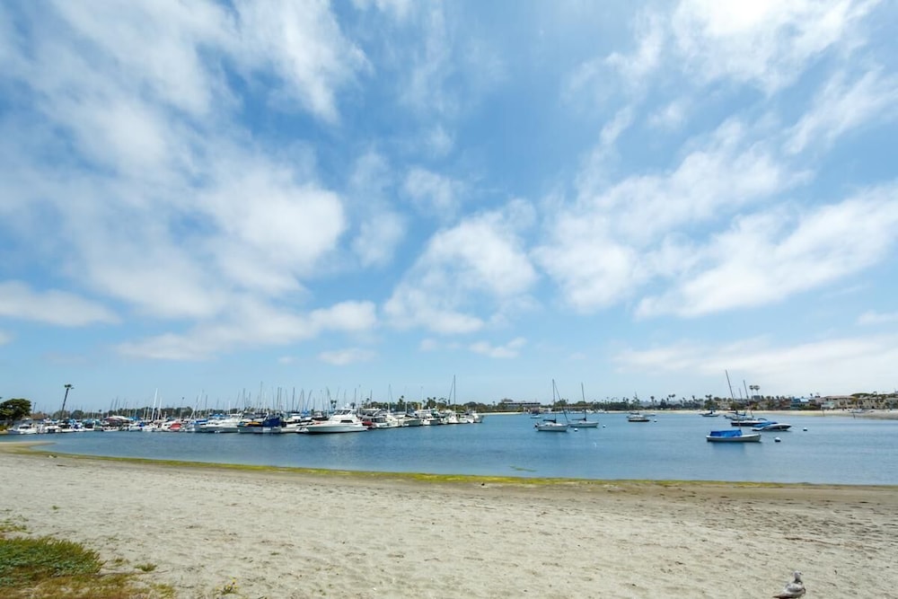 Steps to the Sand - Beach Bungalow Getaway just steps from the Beach & Bay!