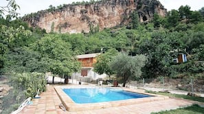 Una piscina al aire libre de temporada