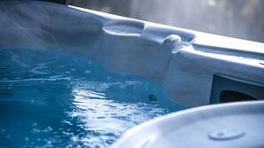 Outdoor spa bath