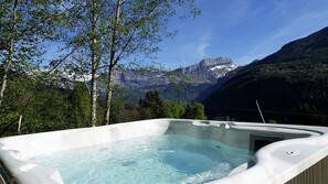 Outdoor spa bath