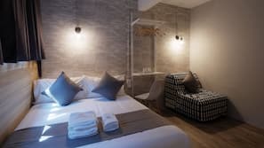 In-room safe, blackout drapes, free WiFi